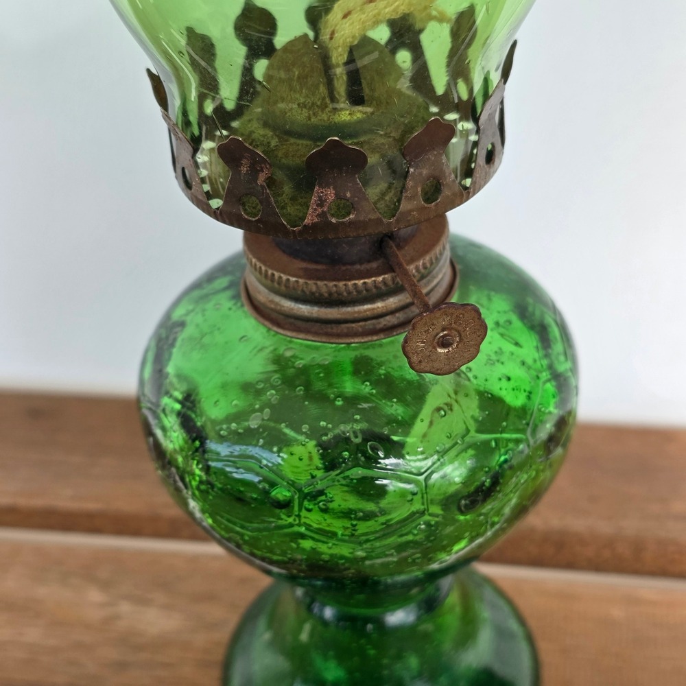 Vtg Green Glass Oil Lamp Honeycomb pattern hong kong Ruffled Chimney 12"I - Picture 3 of 13